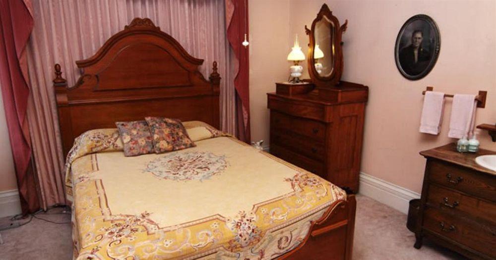 Munro House Bed And Breakfast Jonesville Екстер'єр фото