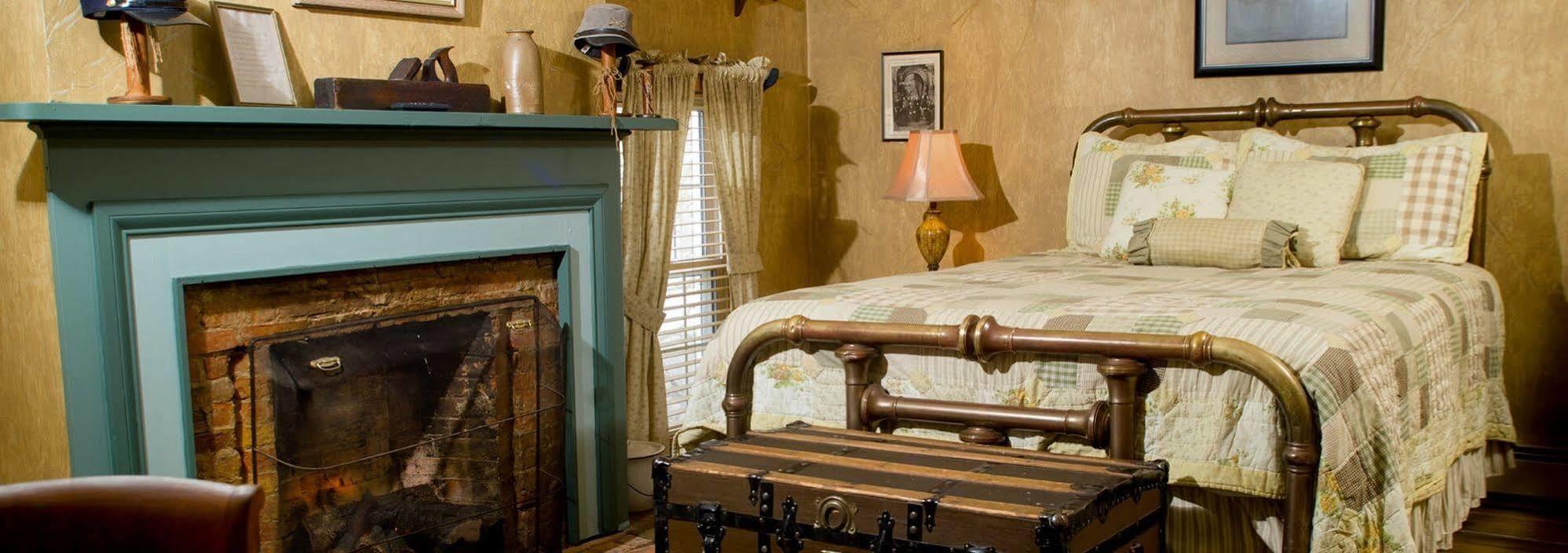 Munro House Bed And Breakfast Jonesville Екстер'єр фото